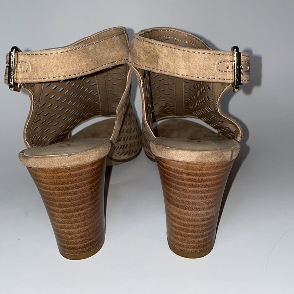 Unisa Laser Cut Block Heel Sandals 11M Tan Excellent Perforated Ankle Strap - Picture 4 of 7